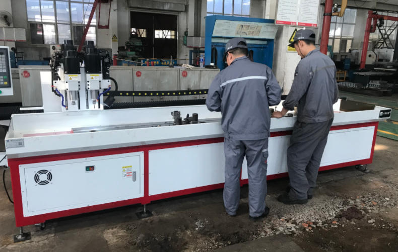 數(shù)控鉆孔機